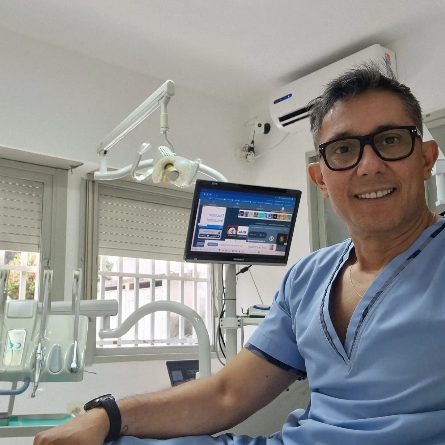 Dr. Vicente Manuel Gauna - Especialista en Implantes Dentales trabajando en consultorio dental moderno en Resistencia, Chaco